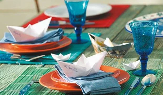 Decorar la mesa con barquitos de papel