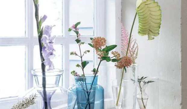 Decorar las ventanas con floreros