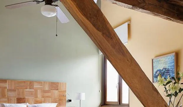 Decorar un dormitorio abuhardillado con un efecto cálido y acogedor