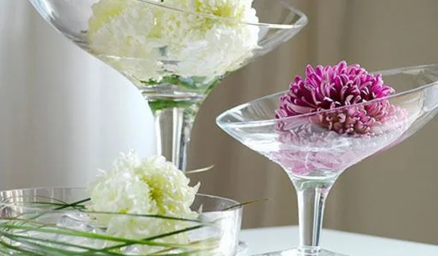 Delicados arreglos florales en copas de cristal
