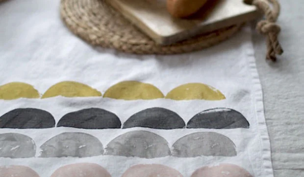 DIY en un trix: camino de mesa estampado con patatas