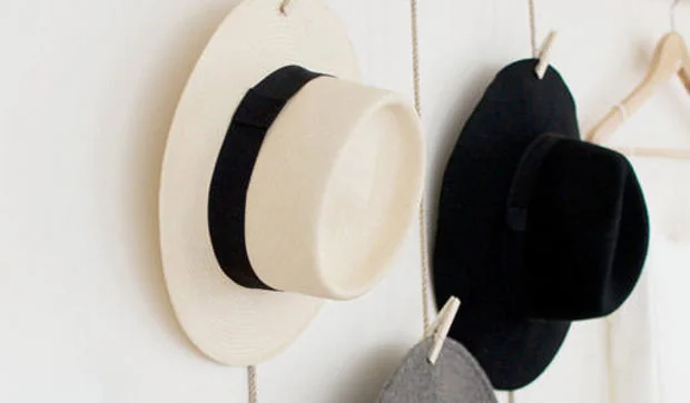 Un sencillo perchero de cobre para colgar sombreros