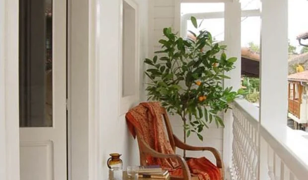 Dormitorio blanco de estilo rústico y refinado