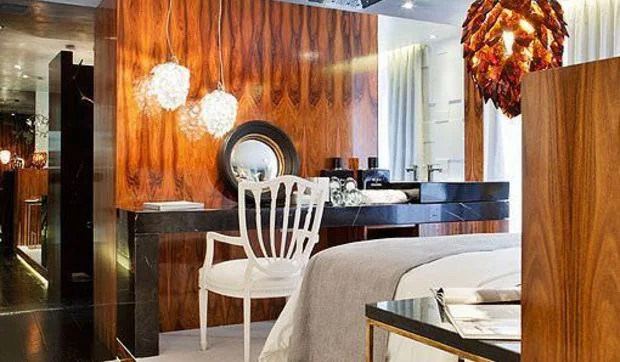 Dormitorio con baño integrado proyectado por el decorador Julián Gallego