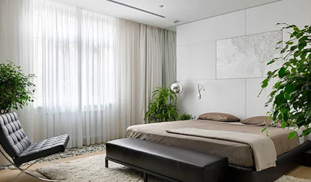 Un dormitorio moderno y elegante con cuarto de baño integrado