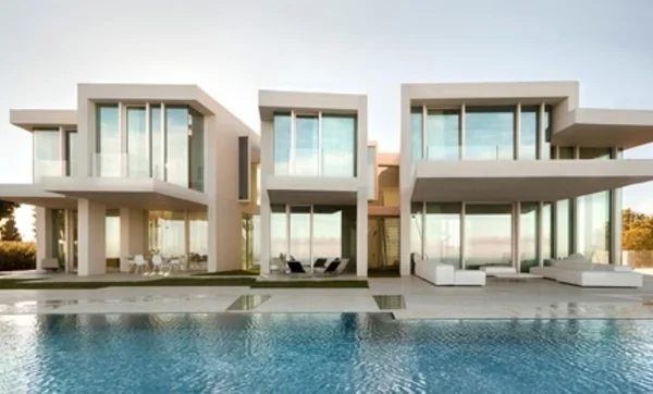 Dos piscinas de ensueño para recordar el largo y cálido verano