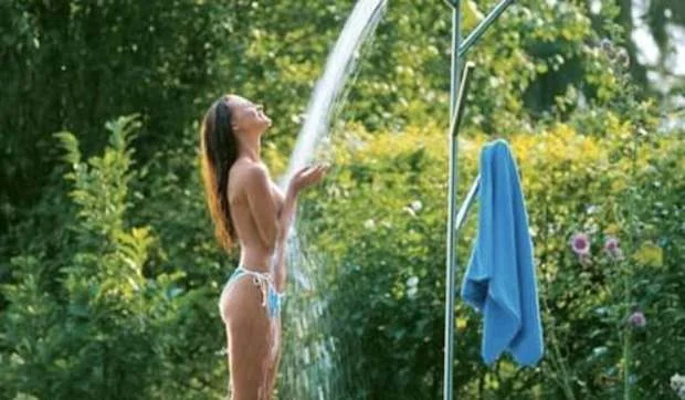 Duchas minimalistas para clavar en jardines y terrazas