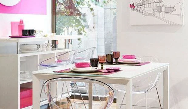 Un comedor rosa y blanco