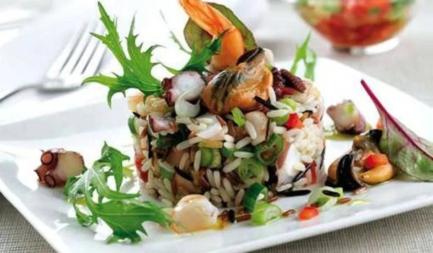 Ensalada de arroz con frutos del mar