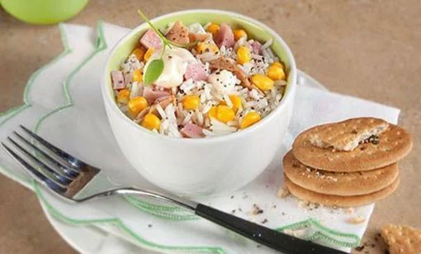 Ensalada de arroz y atún para llevar a la oficina en tupper