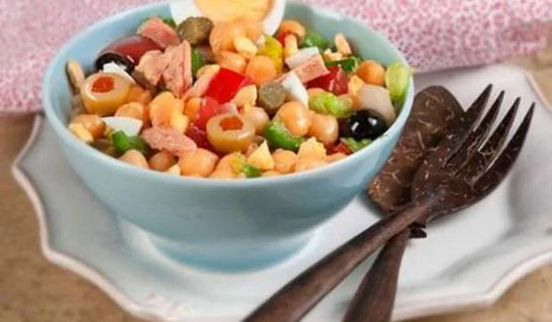 Ensalada de garbanzos fresca y nutritiva