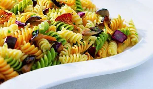 Ensalada templada de pasta con setas y berenjena