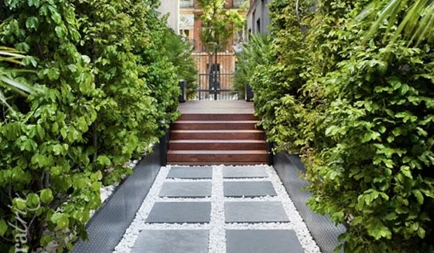 Entrada de edificio ajardinada