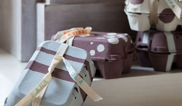 Envoltorios con cajas de huevos