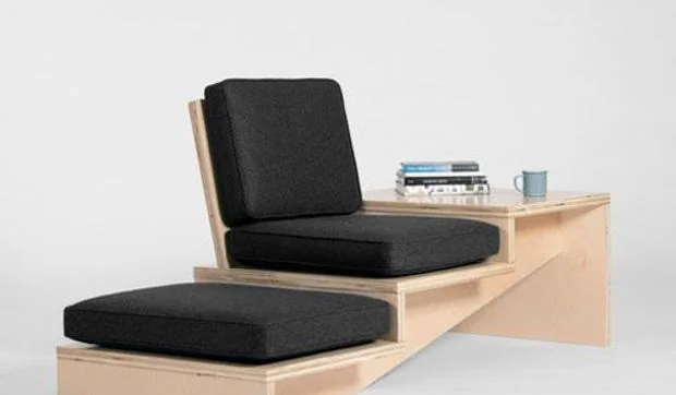 Escalera y banco de madera en un solo mueble