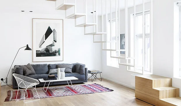 Escalera abierta de metal lacado en blanco