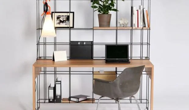 Escritorio con estantería integrada para trabajar en casa