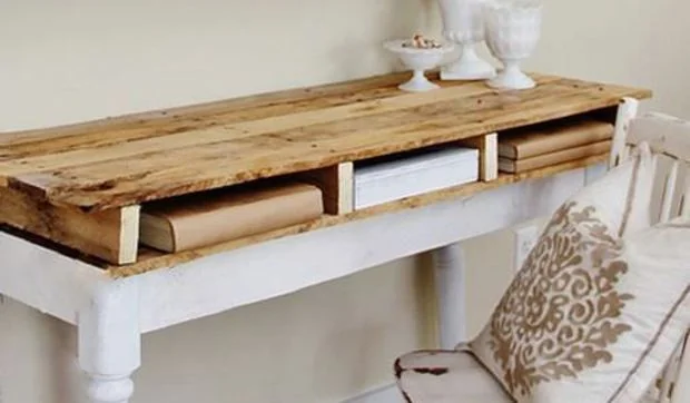 Escritorio realizado con un palé de madera sin tratar