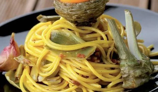 Espaguetis con alcachofas y yema de huevo