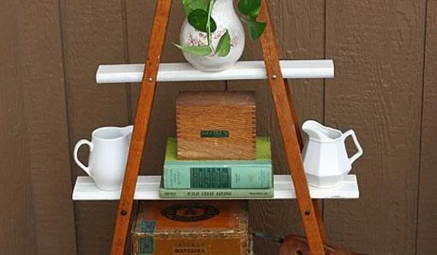 Estantería decorativa realizada con un par de muletas de madera