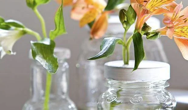 Floreros en tarros de cristal 