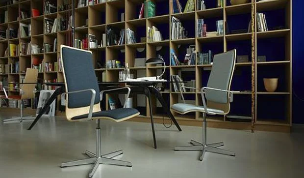 Fritz Hansen reedita la silla Oxford de Arne Jacobsen en su 50º aniversario