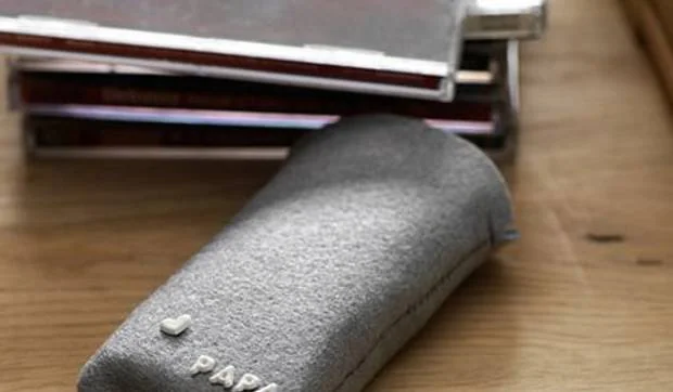 Funda de fieltro para el móvil de papá