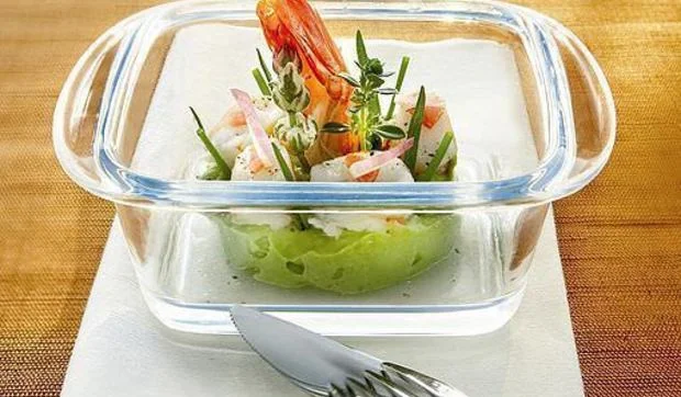 Gambas salteadas con puré de aguacate