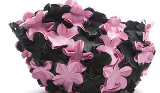 Gorros de baño convertidos en estilosos neceseres