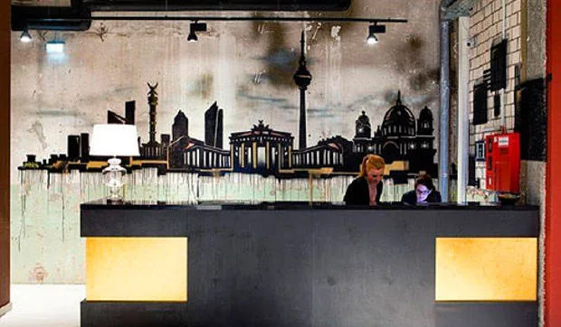 Grafitis en las paredes: arte urbano en un hotel de Berlin