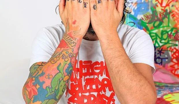 Habitación de hotel decorada con grafitis