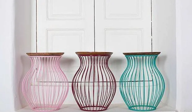 Una mesa auxiliar de acero y madera inspirada en las ollas indias