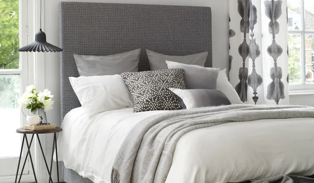 Dormitorio en tonos blancos y grises