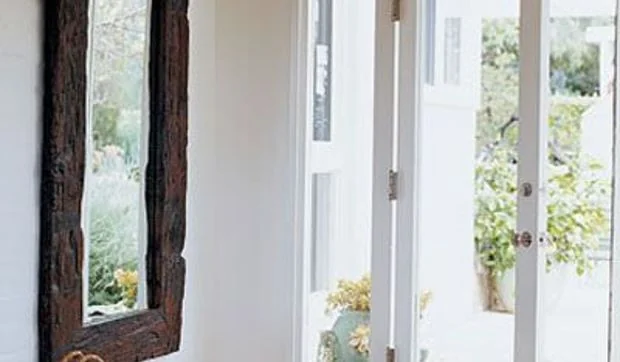 Iluminar el recibidor con puerta y tabiques de cristal