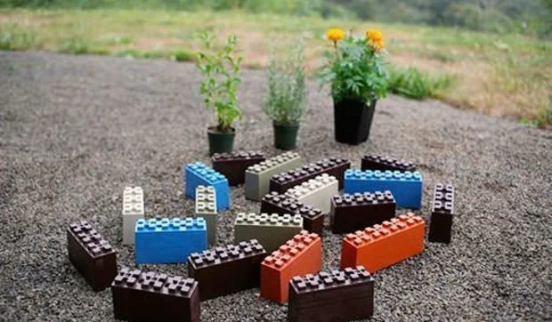 Jardineras hechas con bloques de plástico al estilo Lego