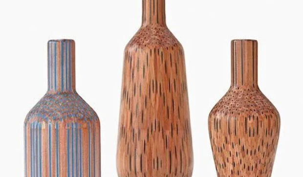 Amalgamated, una colección de jarrones hechos con lápices