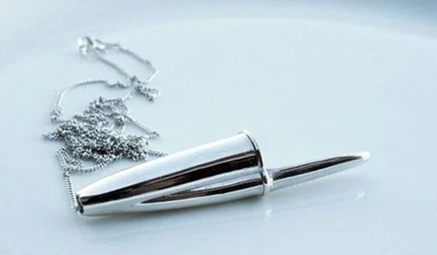 Joya inspirada en la tapa del boli Bic