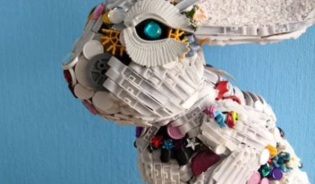 Juguetes reciclados en esculturas de plástico