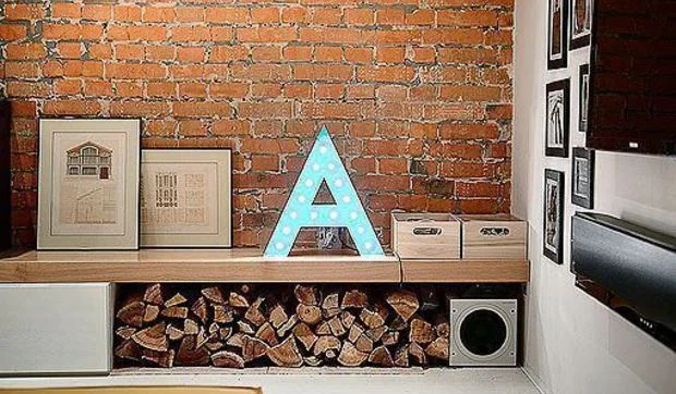 Ladrillo visto en interiores: apartamento moderno de 90 m2