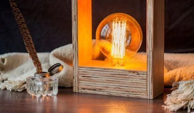 Lámparas de mesa hechas a mano con maderas recicladas