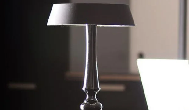 Lámparas de sobremesa con pantallas que "levitan"