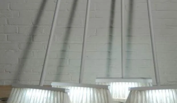 Lámparas de suelo... ¡en forma de escoba!