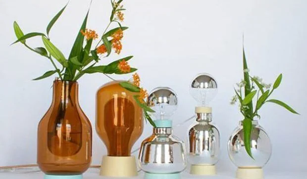 Lámparas y jarrones como envases de laboratorio