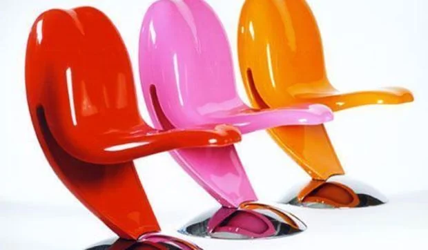 Las sillas "Lengua en la mejilla"