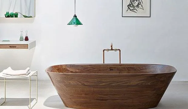 Un baño natural y cálido con lavabo y bañera de madera