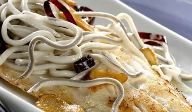 Lubina con gulas al agua de mar