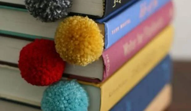 Marcapáginas con pompones