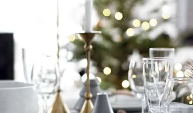 Opción 3: Mesa de Navidad moderna y natural