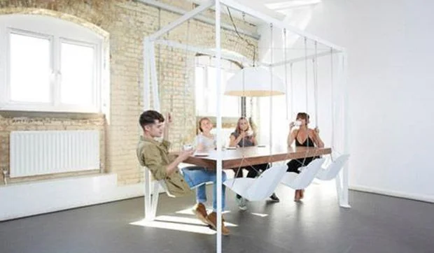 Mesa de reuniones con columpios incluidos