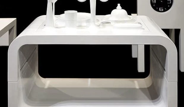 Mesa para comer en familia delante de la TV